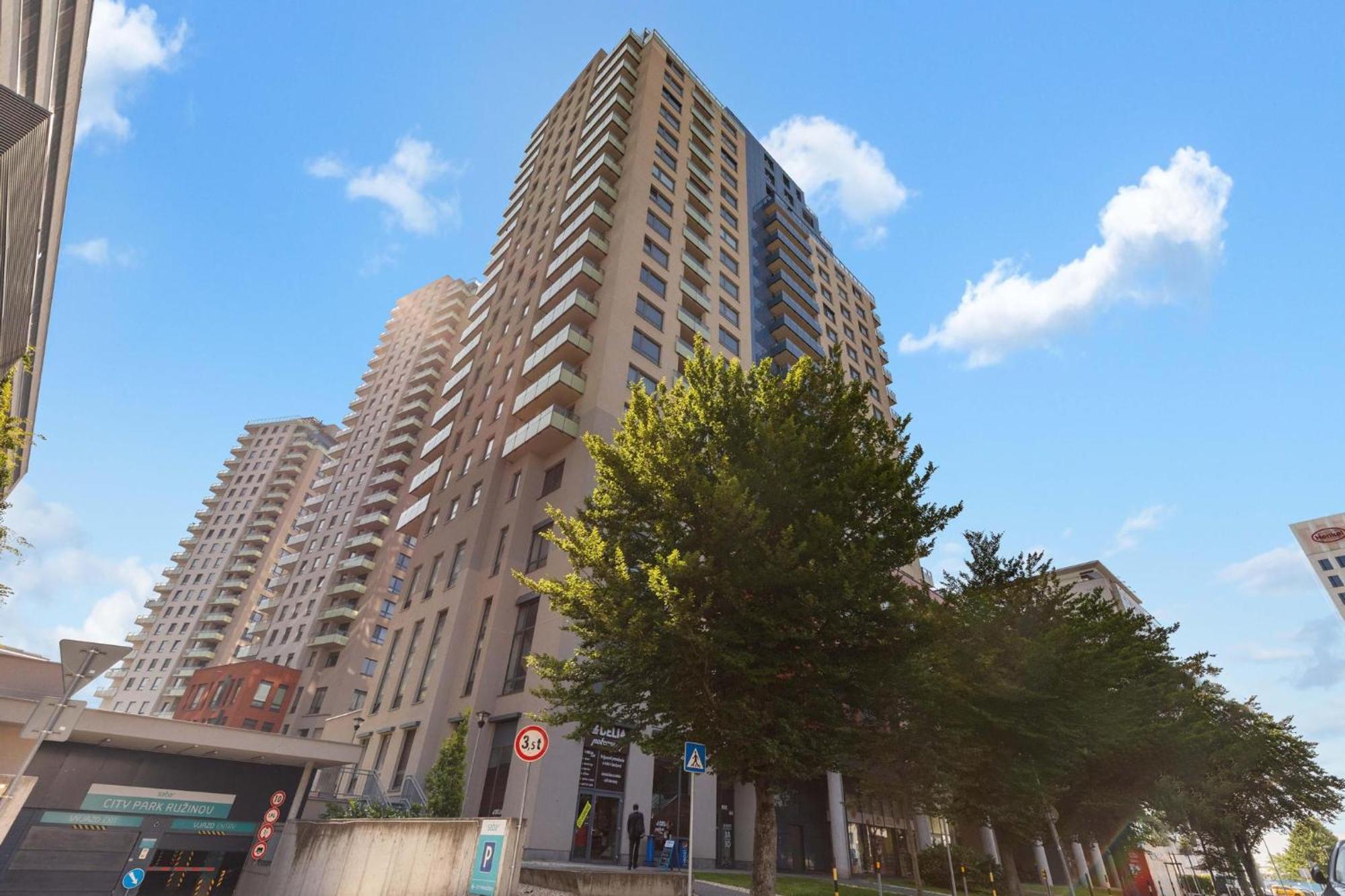 Sky Apartman In Bratislava - With 2 Parking Places Exteriér fotografie